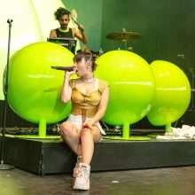 Charli XCX a les seins qui pointent en concert