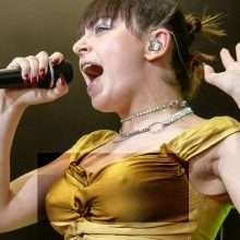 Charli XCX a les seins qui pointent en concert