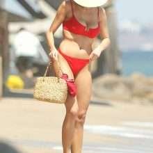 Charlotte McKinney en bikini à Malibu