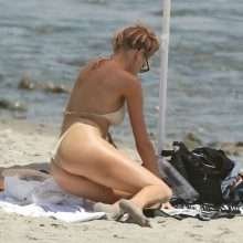 Charlotte McKinney toujours en bikini à Malibu