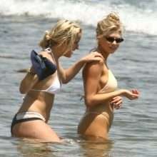 Charlotte McKinney toujours en bikini à Malibu