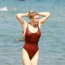 Courtney Love en maillot de bain avec les seins qui pointent à Saint-Tropez