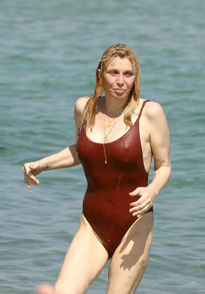 Courtney Love en maillot de bain avec les seins qui pointent à Saint-Tropez