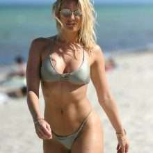 Danielle Armstrong toujours en bikini à Miami