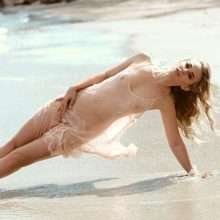 Ellen Alexander pose seins nus pour Maxim