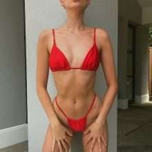 Elsa Hosk dans un bikini rouge