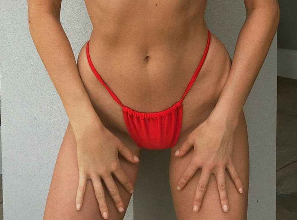 Elsa Hosk dans un bikini rouge
