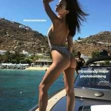Emily Ratajkowski pose en bikini