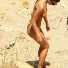 Emily Ratajkowski dans un bikini orange à Mykonos