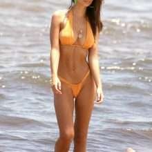 Emily Ratajkowski dans un bikini orange à Miami