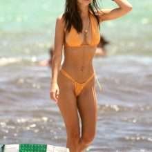 Emily Ratajkowski dans un bikini orange à Miami