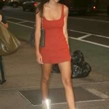 Emily Ratajkowski dans une robe légère et sans soutien-gorge à New-York