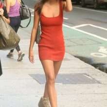 Emily Ratajkowski dans une robe légère et sans soutien-gorge à New-York
