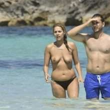 Fiona Falkiner seins nus à Ibiza