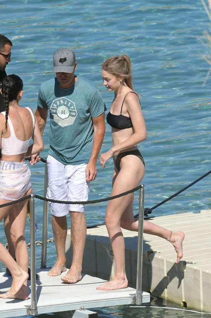 Gigi Hadid en bikini à Mykonos
