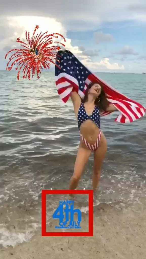 Isabeli Fontana en maillot de bain "Stars & Stripes"