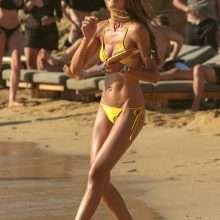 Izabel Goulart en bikini à Mykonos