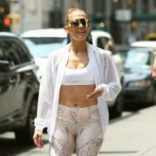 Jennifer Lopez se balade en collants très serrés à New-York