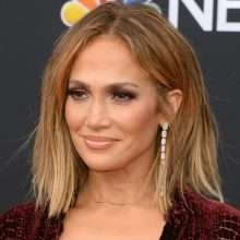 Jennifer Lopez ouvre le décolleté aux Billboard Music Awards