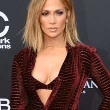 Jennifer Lopez ouvre le décolleté aux Billboard Music Awards