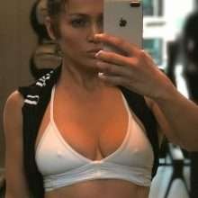 Jennifer Lopez a les seins qui pointent à la salle de sport