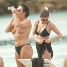 Jessie Wallace seins nus à la plage