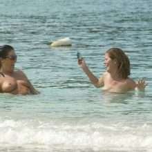 Jessie Wallace seins nus à la plage