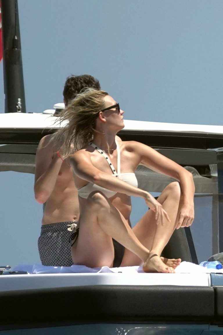 Karlie Kloss en bikini à Capri