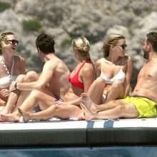 Karlie Kloss en bikini à Capri