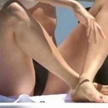 Karlie Kloss en bikini à Capri