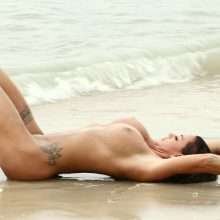 Katie Price toute nue à la plage