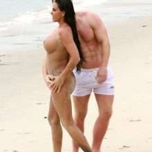 Katie Price toute nue à la plage