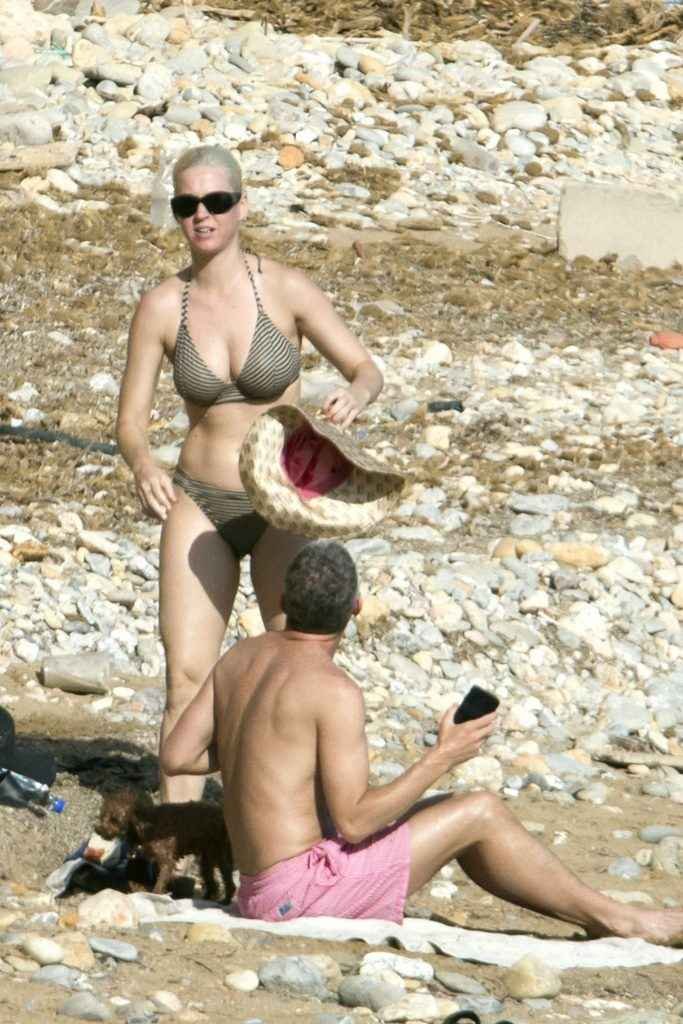 Katy Perry toujours en bikini à Ibiza