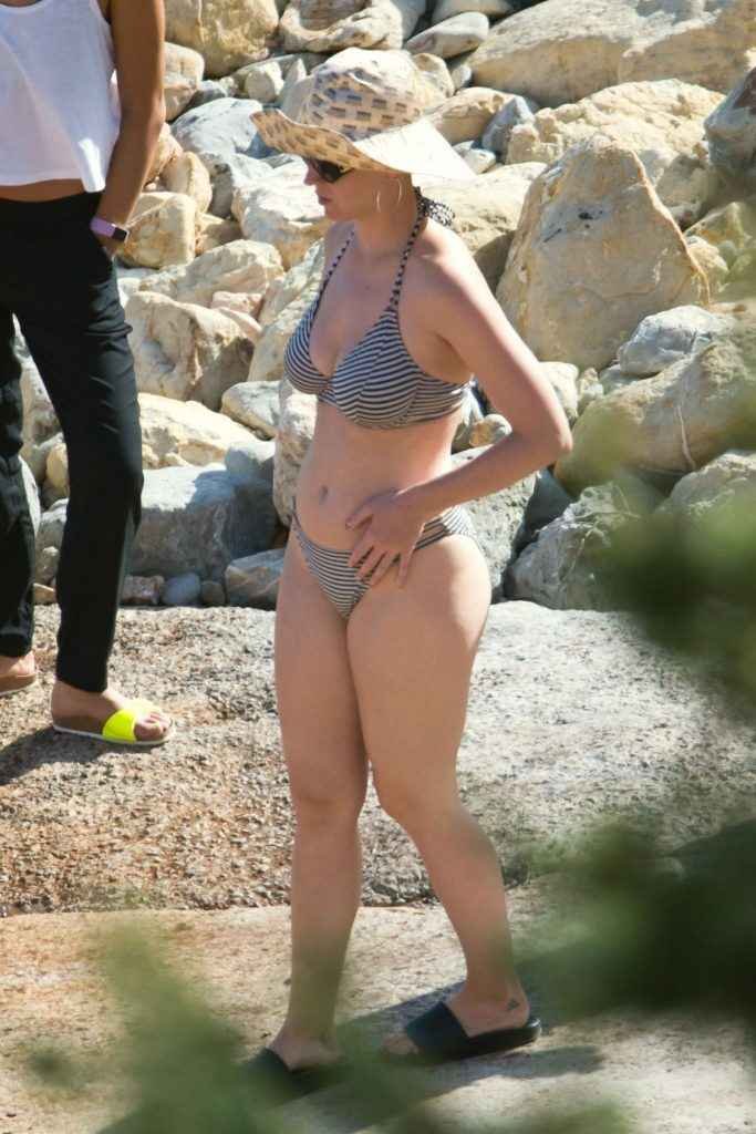 Katy Perry toujours en bikini à Ibiza