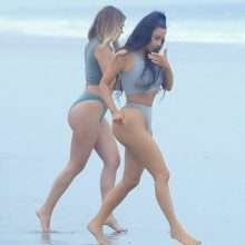 Kim Kardashian fait sa gym en bikini
