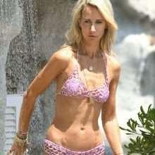 Lady Victoria Hervey toute mouillée en bikini en Italie