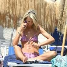 Lady Victoria Hervey toute mouillée en bikini en Italie
