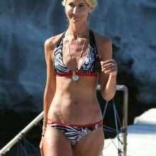 Lady Victoria Hervey en bikini à Ischia