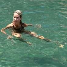 Lady Victoria Hervey en maillot de bain en Italie