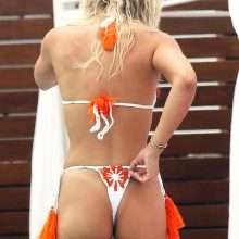 Louisa Johnson en bikini à Ibiza
