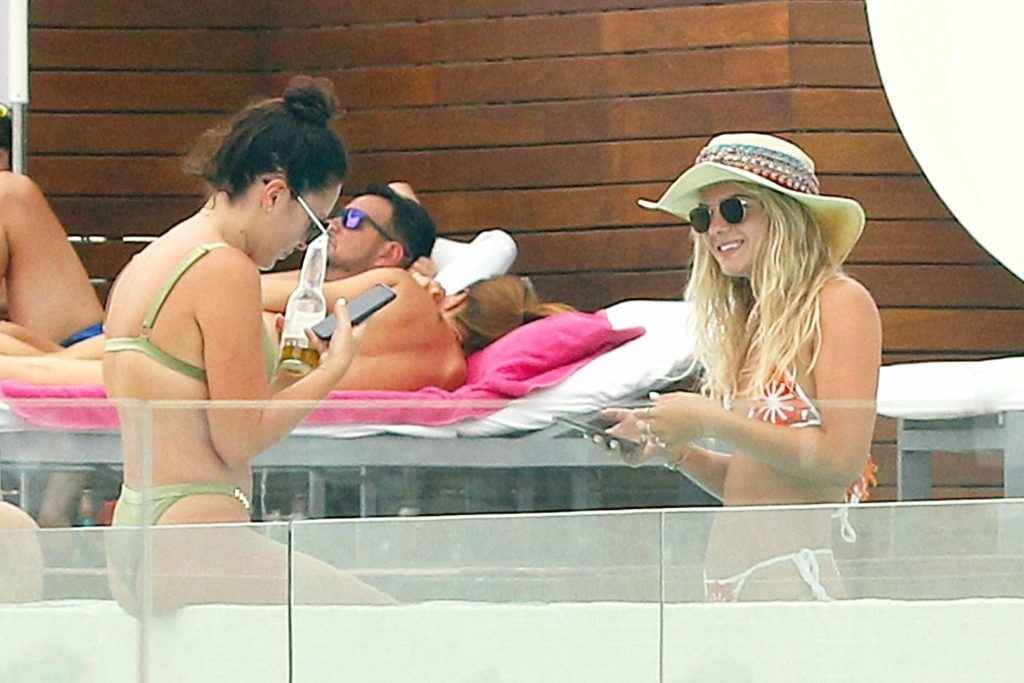 Louisa Johnson en bikini à Ibiza