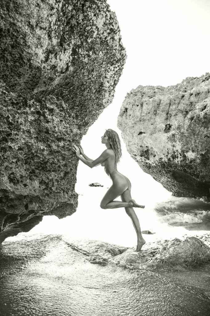 Maddy Relph nue sur une plage de Bali