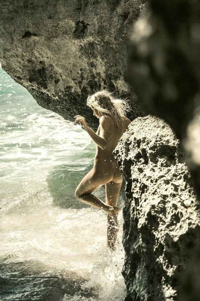 Maddy Relph nue sur une plage de Bali