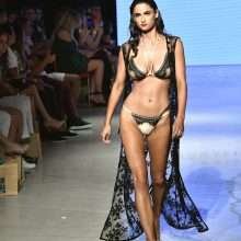 Magalii Aravena défile en bikini et maillot de bain au fashion show de Miami