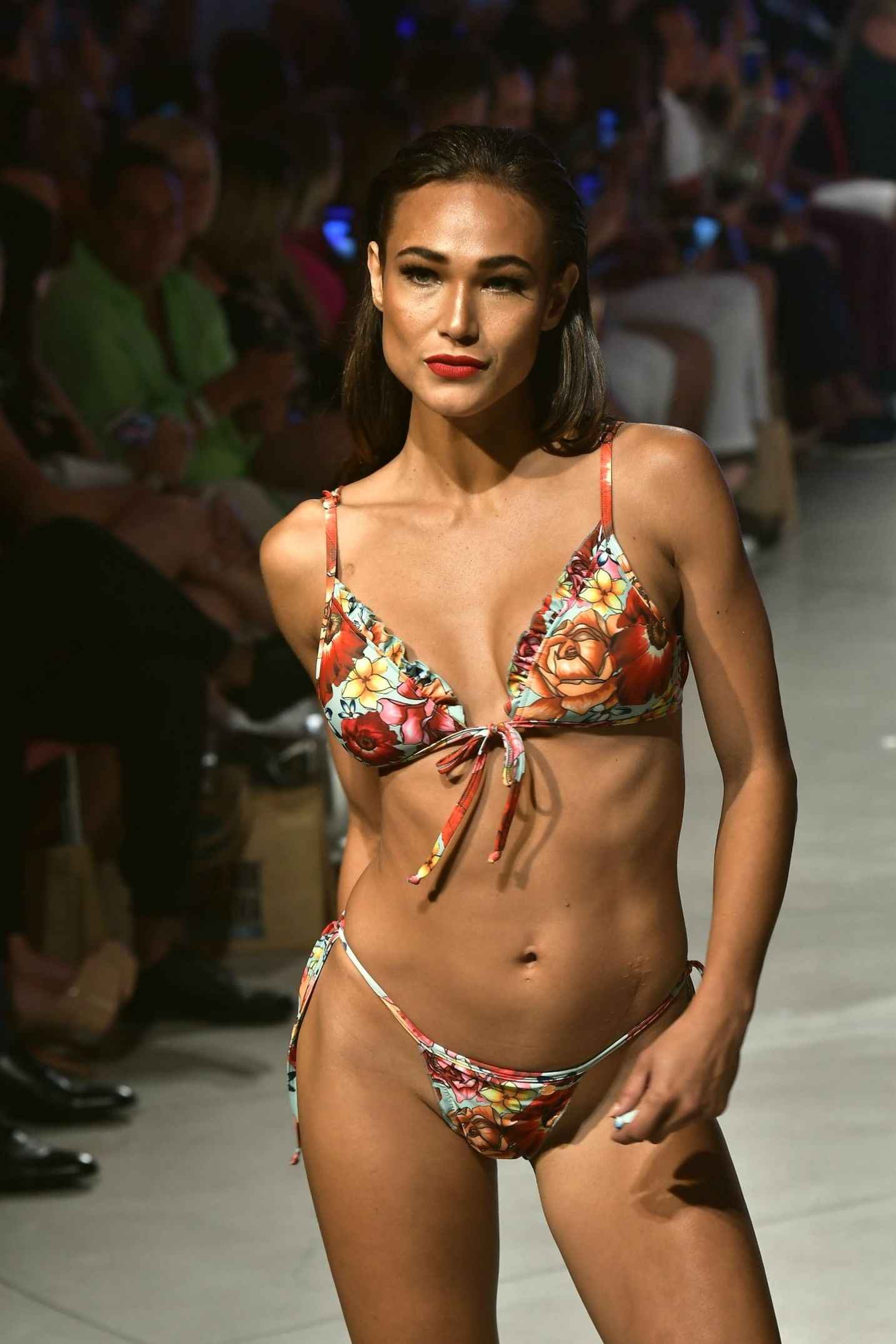 Magalii Aravena défile en bikini et maillot de bain au fashion show de Miami