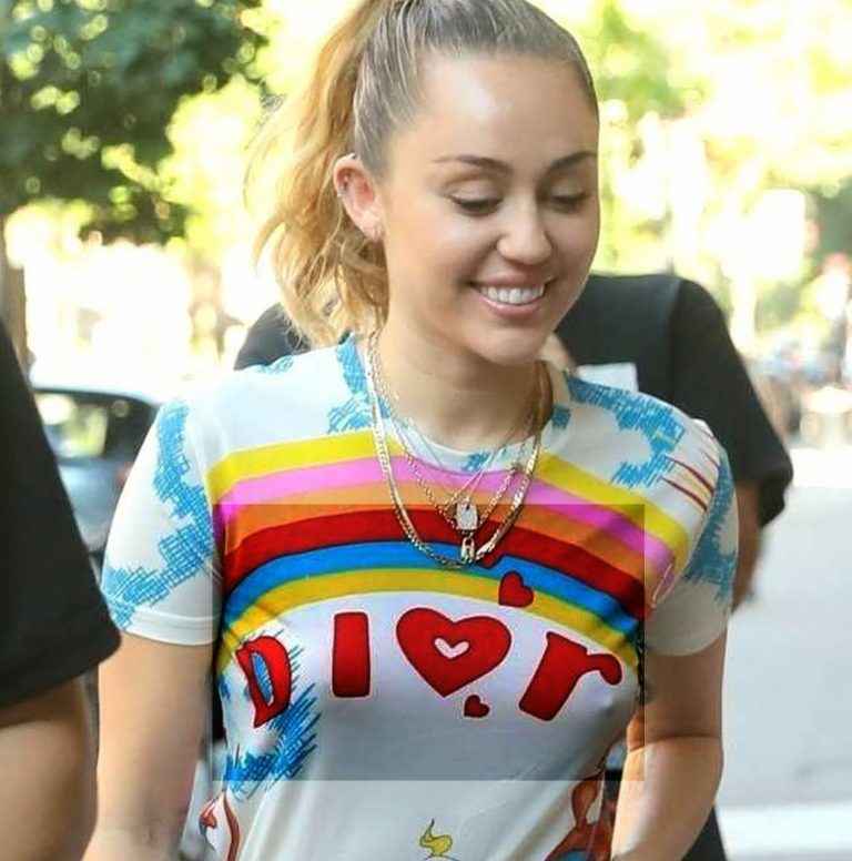 Miley Cyrus a les seins qui pointent à New-York