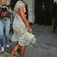 Oups, on voit les seins de Naomi Campbell à Paris