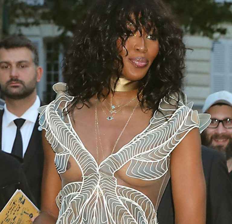 Oups, on voit les seins de Naomi Campbell à Paris