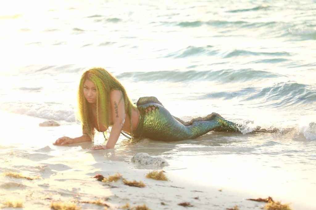 Nicki Minaj seins nus dans son nouveau clip vidéo "Bed"