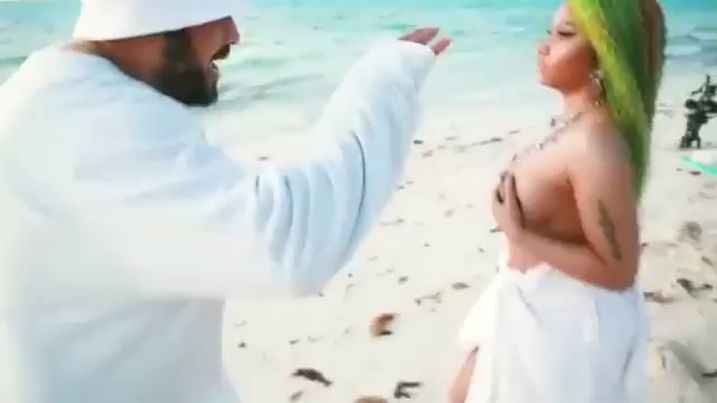Nicki Minaj seins nus dans son nouveau clip vidéo "Bed"